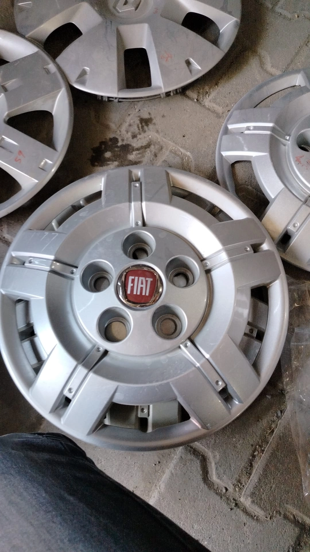 resimler/genel/JANT KAPAĞI (15 İNÇ) FR KIRMIZI LOGOLU 